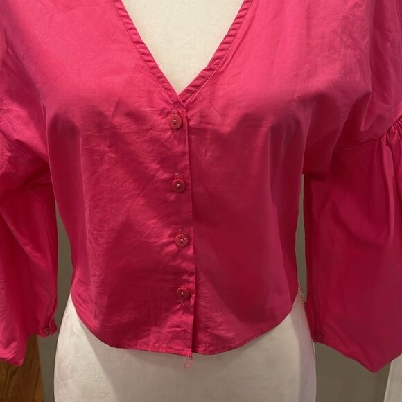 GD Golden Days Paris Pink Statement Sleeve V Neck Crop Top - Picture 3 of 7